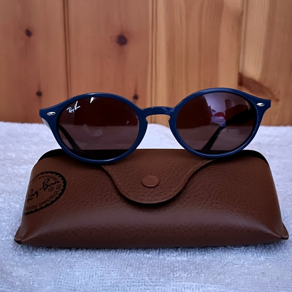 Women’s Oval Ray Bans Sunglasses w Case
